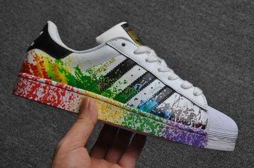 estropeado Fusión haga turismo Adidas lanza unas zapatillas dedicadas a la comunidad LGBT