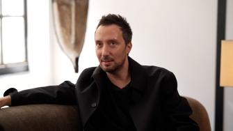 Saint Laurent confirma la salida de Anthony Vaccarello tras una década en la casa de moda